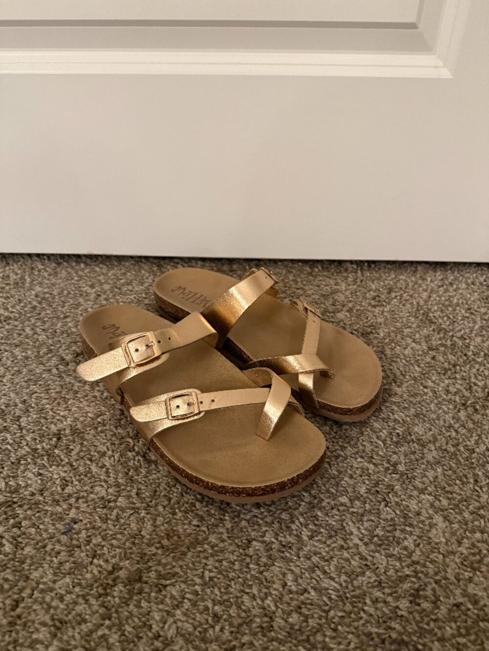 NWOT Mad Love Rose Gold Metallic Toe Loop Sandals Size 10